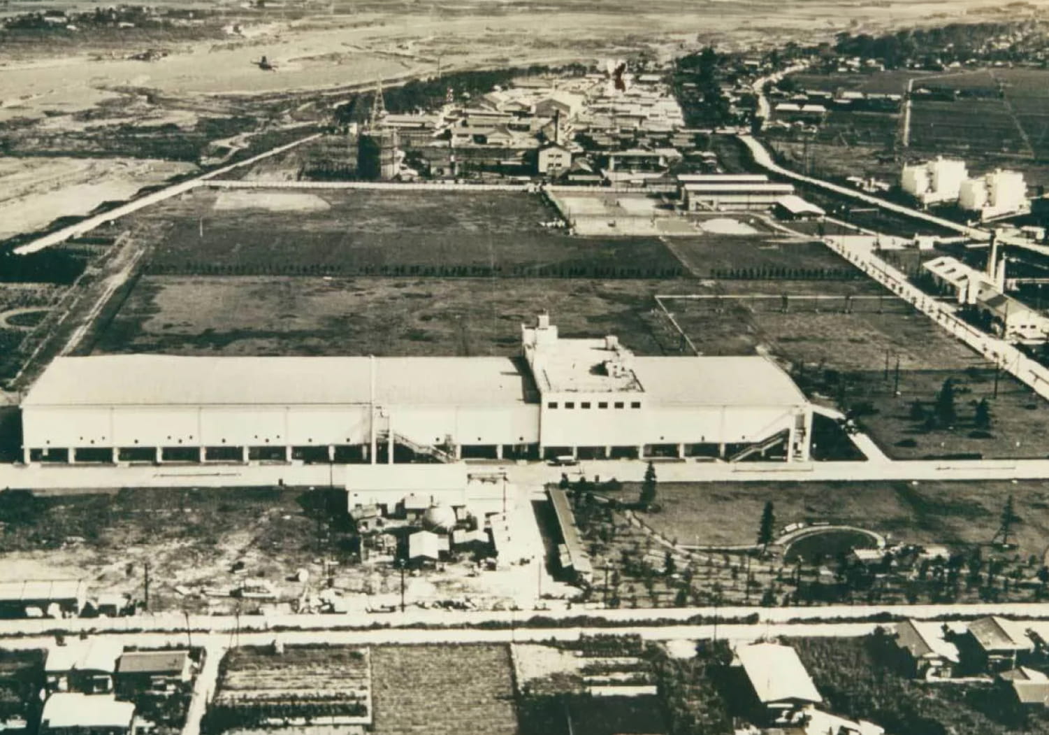 神奈川県厚木の半導体工場の空撮写真